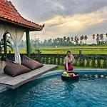 Villa Diyara Ubud - 6000 Sq Ft Private Villa - Stunning Rice Field View - Big Pool & Garden